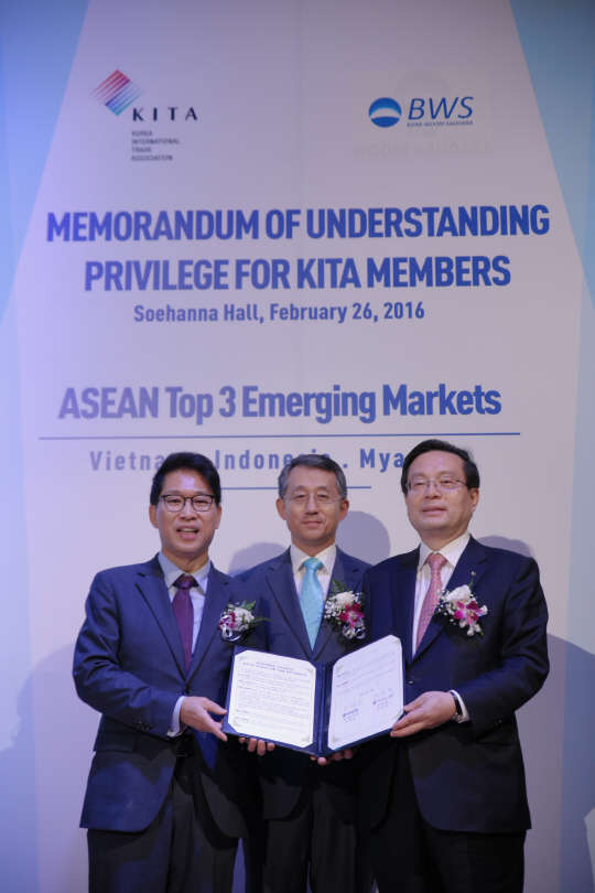 지난 26일(현지시간) 인도네시아 자카르타 우리소다라은행에서 (왼쪽부터)김정관 한국무역협회 부회장, 조태영 주인도네시아 대한민국대사관 대사, 손태승 우리은행 글로벌그룹장이 우리 기업들의 인도네시아 진출을 지원하기 위한 업무협약을 체결한 뒤 기념사진을 찍고 있다. <무협 제공>